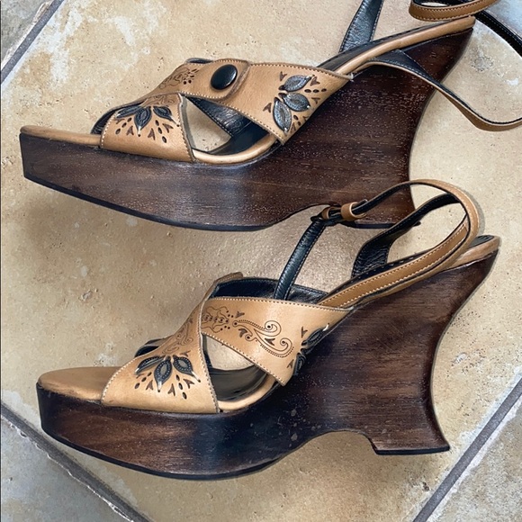 Isabella Fiore Vintage Wood Wedge Heel - Picture 9 of 16
